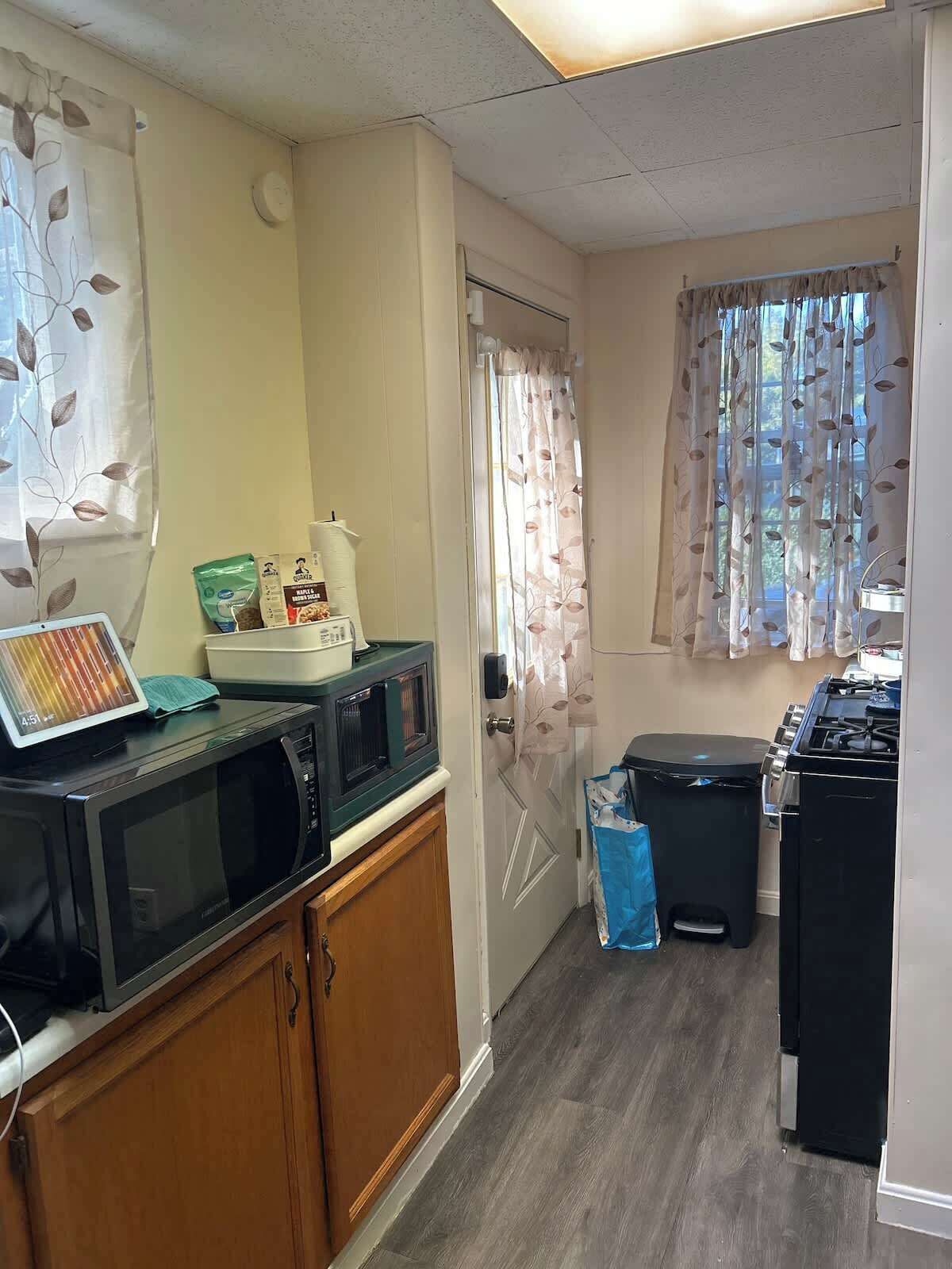 Réfrigérateur, micro-ondes, plaque de cuisson, cafetière/bouilloire