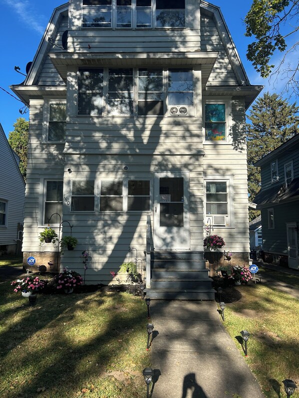 Exterior - Charming 2-bedroom apartment in enchanting Eastwood Syracuse with AC (Syracuse)