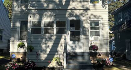 Charming 2-bedroom apartment in enchanting Eastwood Syracuse with AC