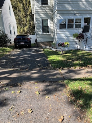 Property grounds - Charming 2-bedroom apartment in enchanting Eastwood Syracuse with AC (Syracuse)