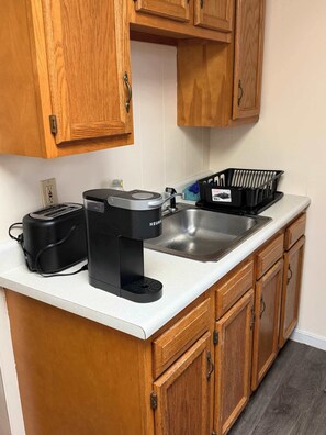 Jääkaappi, mikroaaltouuni, liesi, kahvin-/teenkeitin