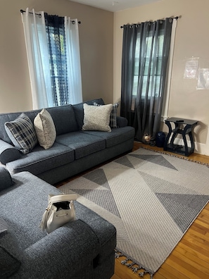 TV - Charming 2-bedroom apartment in enchanting Eastwood Syracuse with AC (Syracuse)