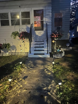 Exterior detail - Charming 2-bedroom apartment in enchanting Eastwood Syracuse with AC (Syracuse)