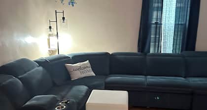 Charming 2-bedroom apartment in enchanting Eastwood Syracuse with AC