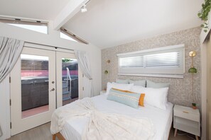 Room - Pink Palms Spa Retreat - Infrared Sauna, Huge Hot Tub - Mins to LAX, SoFi, Beach (Inglewood)