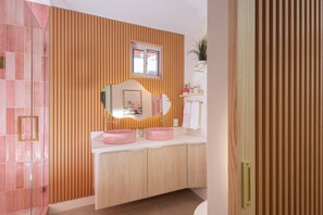 Bathroom - Pink Palms Spa Retreat - Infrared Sauna, Huge Hot Tub - Mins to LAX, SoFi, Beach (Inglewood)