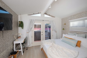 Een strijkplank/strijkijzer, wifi, beddengoed