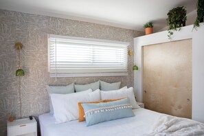 Room - Pink Palms Spa Retreat - Infrared Sauna, Huge Hot Tub - Mins to LAX, SoFi, Beach (Inglewood)