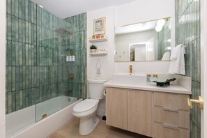 Een douche, een haardroger, handdoeken, zeep