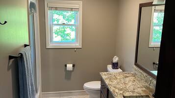 SĂšche-cheveux, serviettes fournies, savon, papier toilette