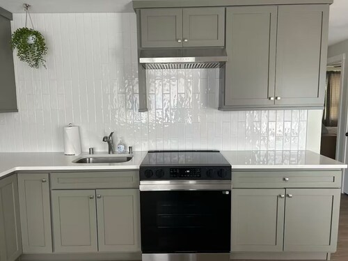 Clean and Stylish Space Sleeps 6 Near airport