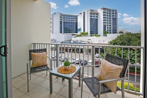 Balcony - Studio in the City with pool and BBQ (Cairns)