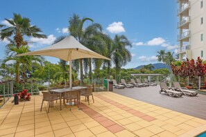 Sun deck - Studio in the City with pool and BBQ (Cairns)