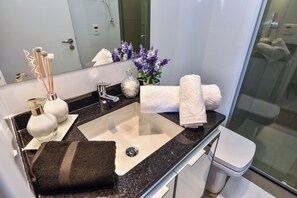 Haartrockner, Bidet, Handtücher, Seife