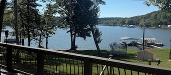 Charming 2-bd house with lake views &ride right to both loop 2 and loto sxs park