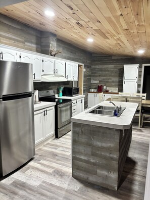 Fridge, microwave, oven, stovetop - The Wild & Wonderful – Steps from Hatfield-McCoy Trails (Matewan)