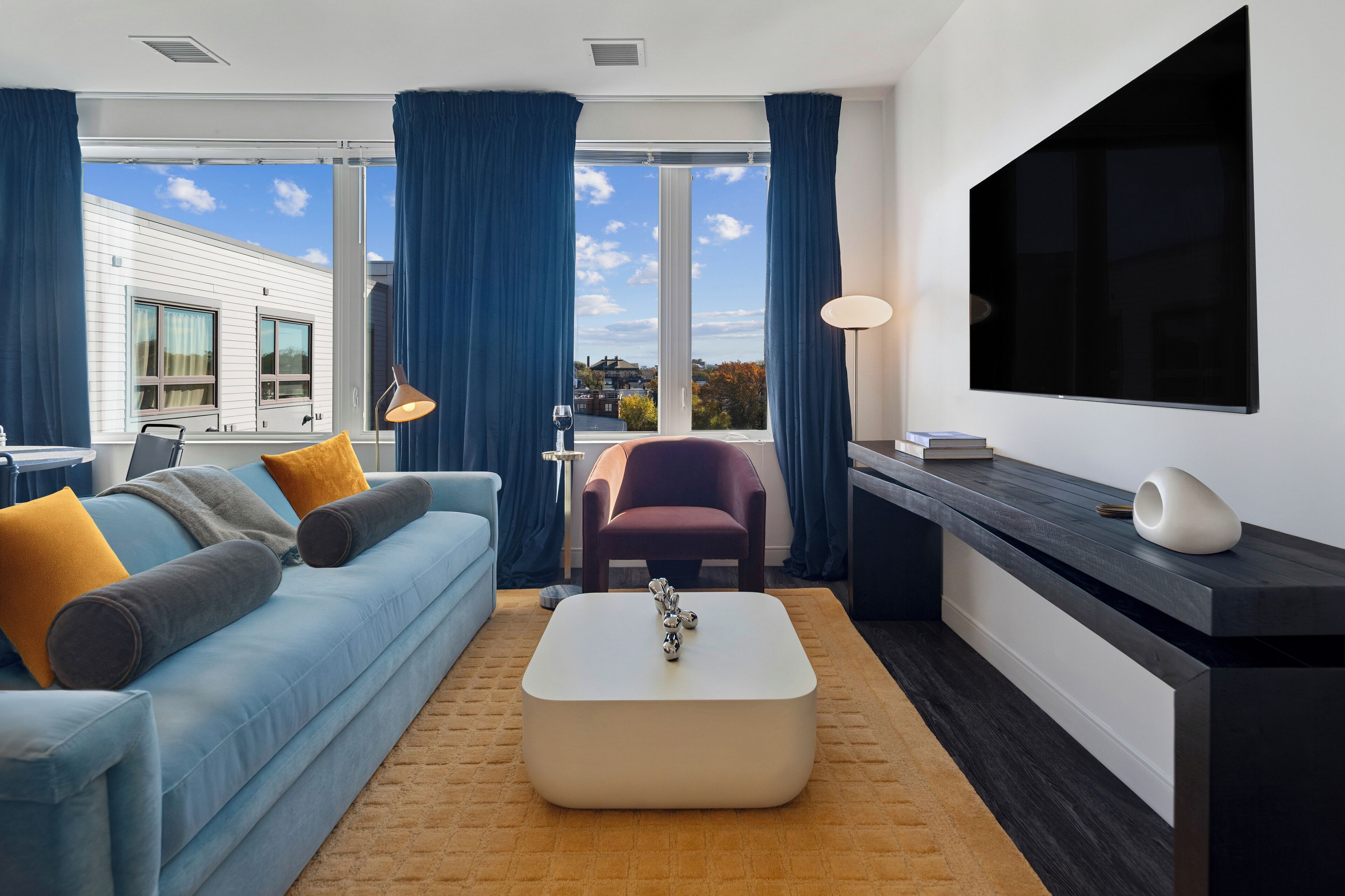 Appartamento Luxury, 2 camere da letto, cucina | Soggiorno | Smart TV 65 pollici con canali via cavo, Hulu, servizi in streaming