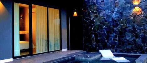 Premium bedding, free minibar items, desk, free WiFi