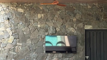 Villa Familiale | Coin séjour | TV connectée de 55 pouces avec chaßnes numériques