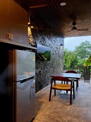 Vila Romantis, pemandangan sungai | Dapur pribadi | Lemari es dan microwave