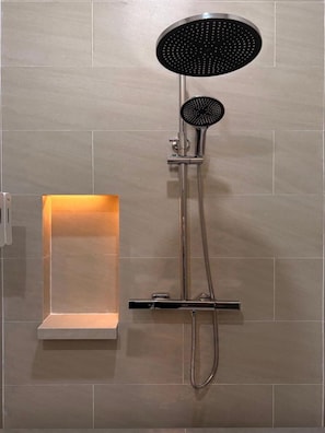 Family Villa | Bathroom | Separate tub and shower, rainfall showerhead, free toiletries