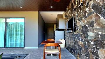 Villa romántica, vista al río | Área de sala de estar | Smart TV de 55 pulgadas con canales digitales