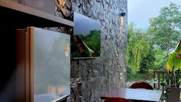 Villa Romantique, vue fleuve | Cuisine privée | Réfrigérateur, micro-ondes, batterie de cuisine, vaisselle et ustensiles