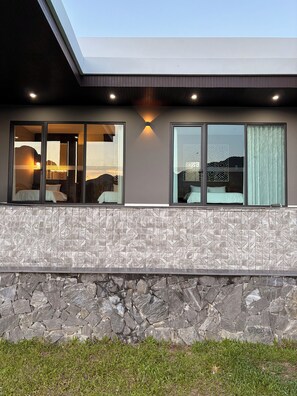 Familievilla | Sengetøy av topp kvalitet, minibarvarer (inkludert) og skrivebord