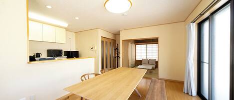 Casa de campo | Área de sala de estar | Televisión de pantalla plana y chimenea