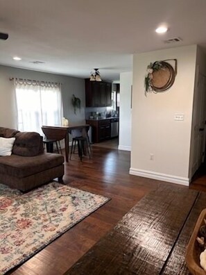 Smart TV - Adorable 2-bedroom house with AC in charming Pryor (Pryor)