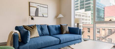 Una televisión, un reproductor estéreo