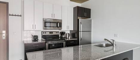 Een koelkast, een magnetron, een oven, een kookplaat