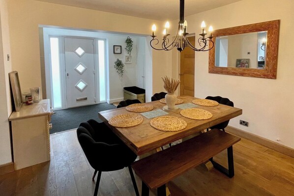 Dining - 4 Bedroom House, Sleeps 8- Hot Tub, Pets, Parking (Hale)