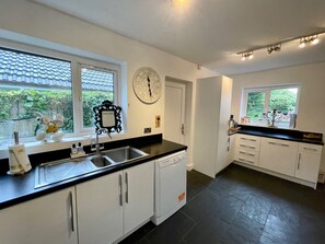 Fridge, microwave, oven, stovetop - 4 Bedroom House, Sleeps 8- Hot Tub, Pets, Parking (Hale)