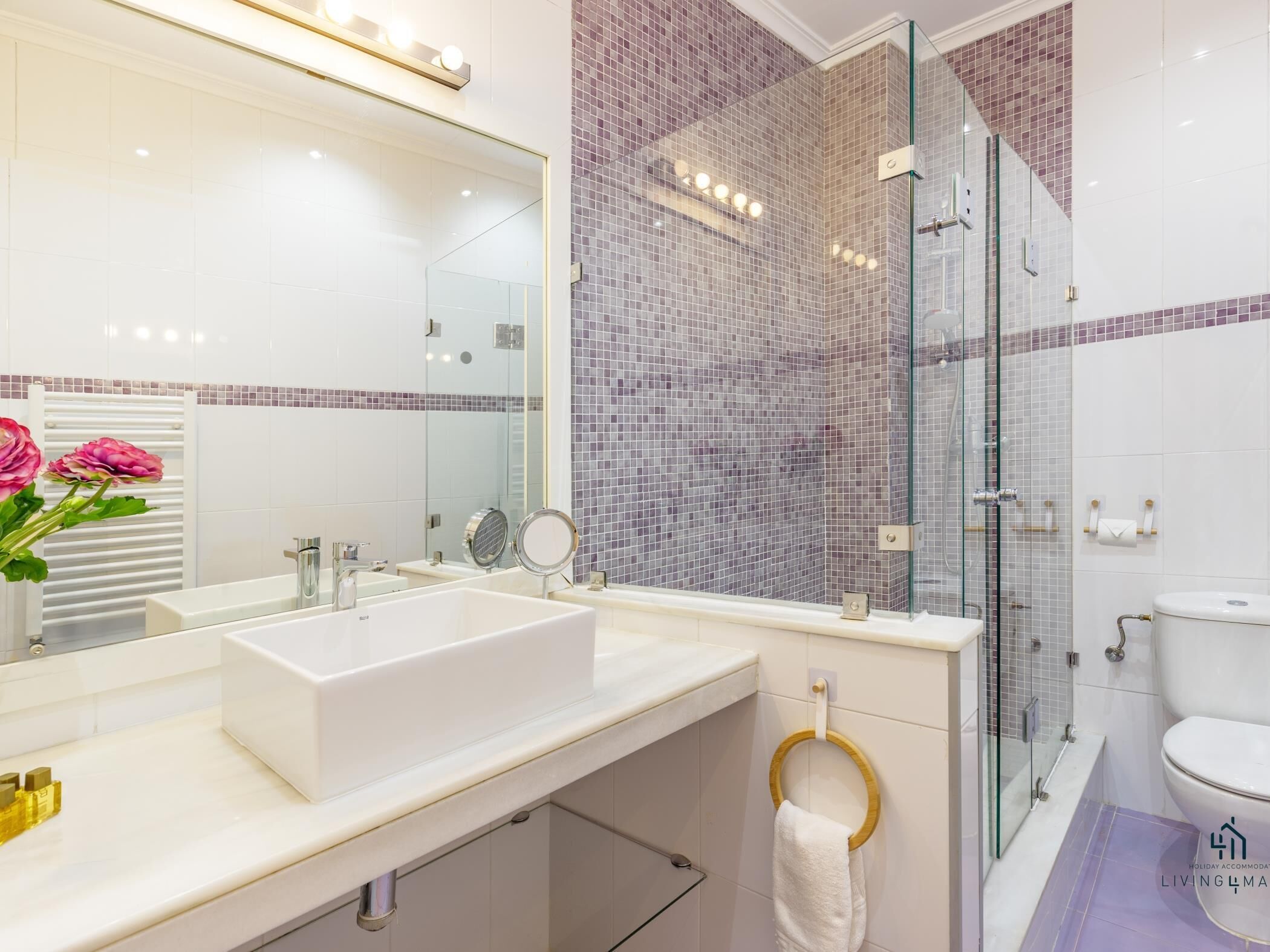 Douche, sèche-cheveux, serviettes fournies