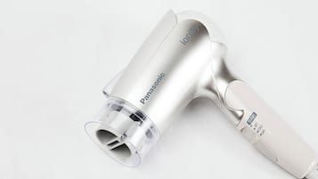 Ensemble douche/baignoire, articles de toilette gratuits, sèche-cheveux