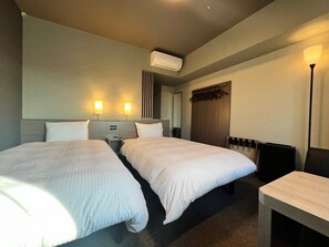 Chambre Confort avec lits jumeaux, non-fumeurs | Bureau, espace de travail pour ordinateur portable, rideaux occultants