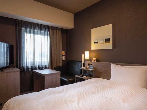 Single Room, Non Smoking | Desk, laptop workspace, blackout drapes, iron/ironing board