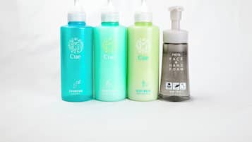 Kombinert dusj/badekar, toalettartikler (inkludert), hårføner og tøfler