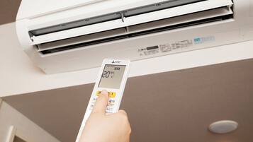 Meja kerja, ruang kerja ramah laptop, dan tirai kedap cahaya