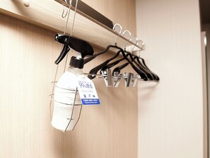 Escritorio, espacio para trabajar con laptop y cortinas blackout 