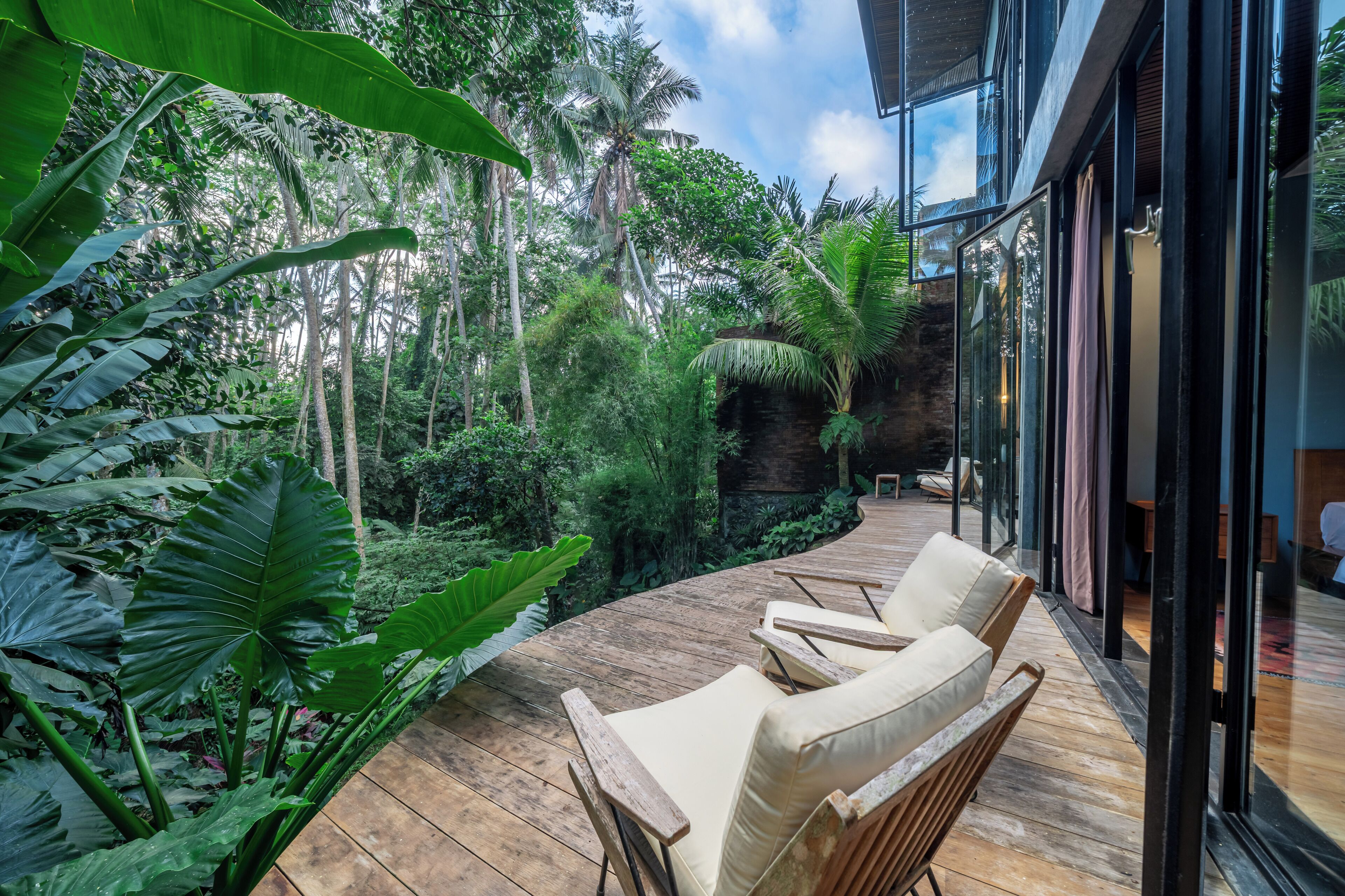 Villa | Oppholdsområde | En 32-tommers LED-TV med digitale kanaler samt bøker