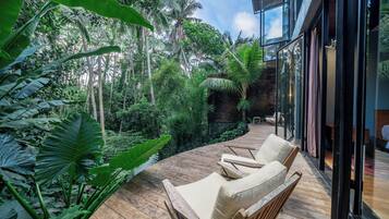 Villa | Oppholdsområde | En 32-tommers LED-TV med digitale kanaler samt bøker