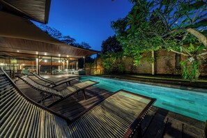 Una piscina al aire libre