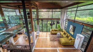 Villa | Oppholdsområde | En 32-tommers LED-TV med digitale kanaler samt bøker