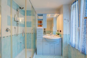 Shower, hair dryer, bidet, towels - Il Nido Di Ale, Sanremo, Italy (Sanremo)