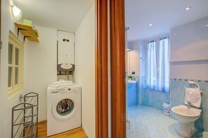 Shower, hair dryer, bidet, towels - Il Nido Di Ale, Sanremo, Italy (Sanremo)