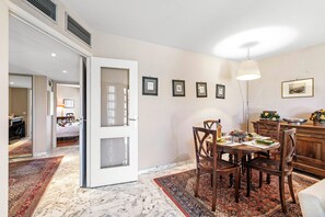 A dining area with a round table, chairs, and a patterned rug. - Cannes Center - 5min from Croisette & Pal, Cannes, France (Cannes)