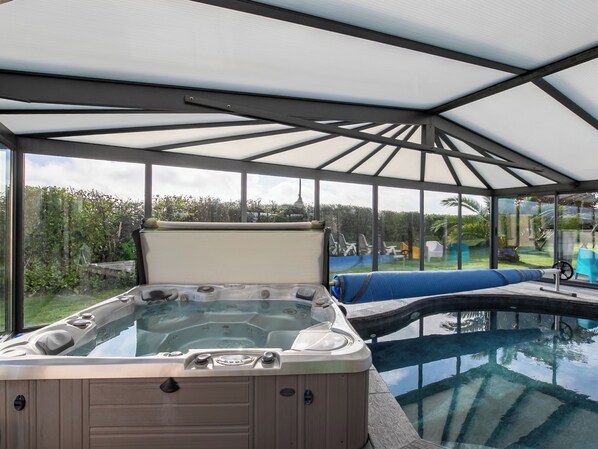 حمّام سباحة مُدفَّأ