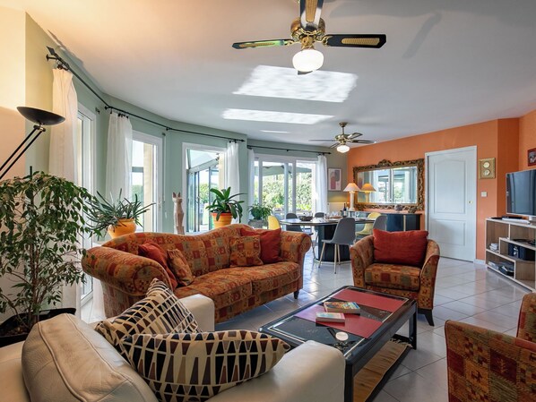 Televisión y chimenea 